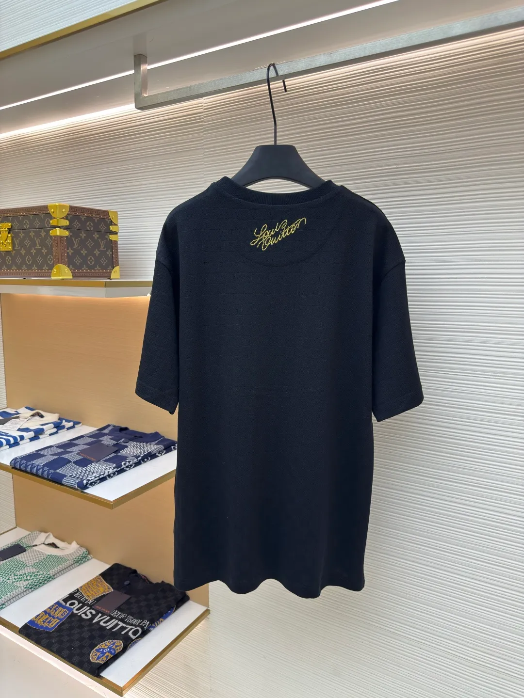 LOUIS VUITTON Golden Thread Puppy Chapter T-shirt ●Authentic product: Purchased and developed for 9750 ●Item number: 1680140-A35 ●Material: Pure cotton fabric ●Technology: Patch embroidery production ●Version: Fitted version ●Weight: about 340 grams ●Size: XS-S-M-L ●Description: Cotton short-sleeved T-shirt with golden dog Chapter embroidery patch. Inspired by dog ​​walkers in Westminster, this piqué cotton T-shirt features an embroidered logo in richly textured Der jacquard. The complex 1V Dog badge pattern pops up on the chest, adding a sophisticated touch to the year-end celebration look. . The overall wiring is straight and delicate, the fabric is comfortable and soft, and the color is consistent without color difference. It can be matched with the same style to create a fashionable look and control various occasions. Customized accessories, complete with three standards, same style for men and women!